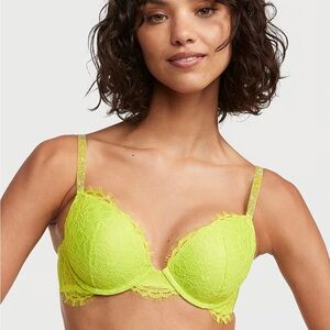 Victoria’s Secret matching bra + panty 💚
